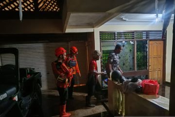 206 warga mengungsi karena banjir di Indramayu