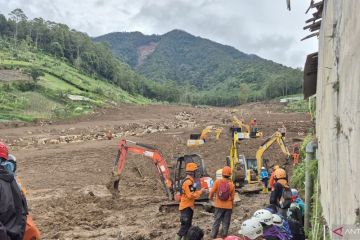 SAR tambah 2 alat berat cari korban longsor Cisarua