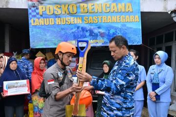 TNI AU distribusikan bantuan bagi korban longsor Cisarua