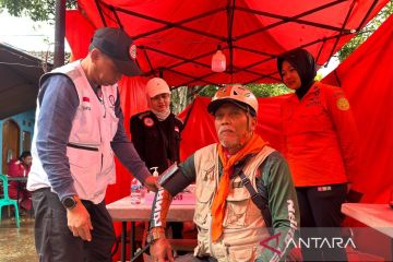 Basarnas memberikan suntikan vaksin petugas pencari korban longsor Cisarua