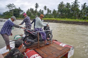 Rakit penyeberangan warga di Padang Pariaman