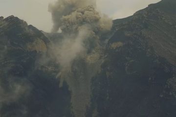 Gunung Semeru alami enam kali erupsi usai awan panas guguran