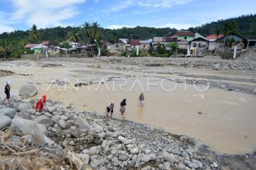 Warga menyeberangi sungai Batang Kuranji Padang