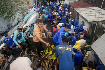 Aksi bersih-bersih kampung nelayan terdampak cuaca buruk
