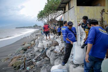 Aksi bersih-bersih kampung nelayan terdampak cuaca buruk