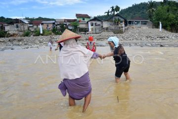 Warga menyeberangi sungai Batang Kuranji Padang