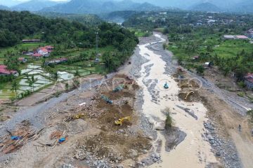 Percepatan normalisasi aliran sungai di Padang