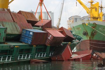 Penanganan insiden kapal kargo miring