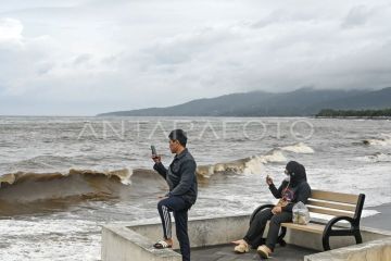 Peringatan zona merah gelombang tinggi di perairan NTB