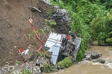 Tanah amblas akibat hujan di Mataram