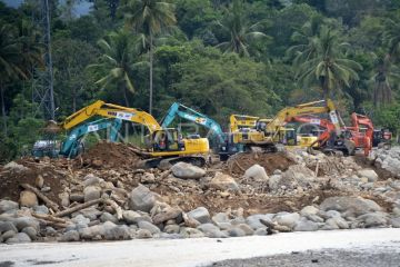 Percepatan normalisasi aliran sungai di Padang