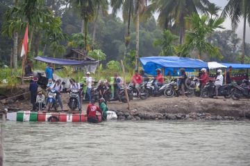 Antrean rakit penyeberangan di Padang Pariaman
