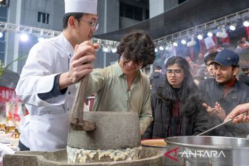 Pelajar asing nikmati suasana perayaan Imlek di Chongqing, China