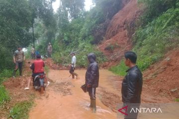 Kena longsor, Pemkab Cianjur relokasi 15 rumah di Desa Campakawarna