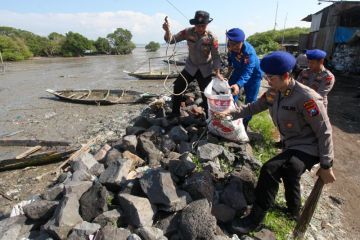 Gotong royong membersihkan pantai dari sampah