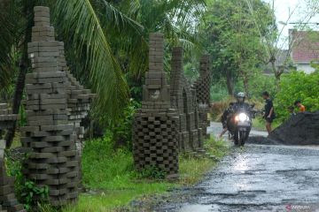 Candi paving karya seni bentuk protes warga