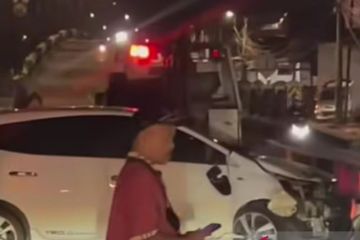 Hilang kendali, minibus hantam pembatas Jalan Tubagus Angke Jakbar