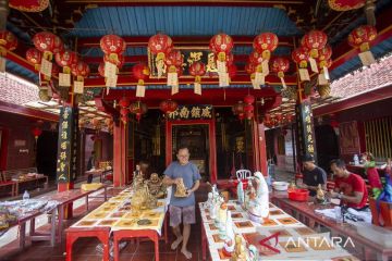 Persiapan Tahun Baru Imlek di klenteng Indramayu