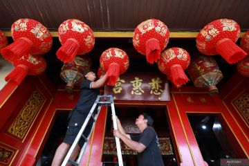 Persiapan imlek di klenteng cagar budaya Kota Kediri