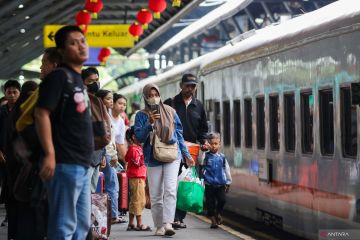 Arus penumpang kereta api di KAI Daop 8 Surabaya