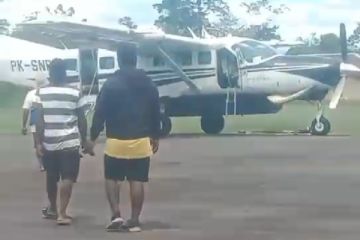 Populer, pesawat Smart Air ditembak hingga Prabowo hadiri rapat BoP
