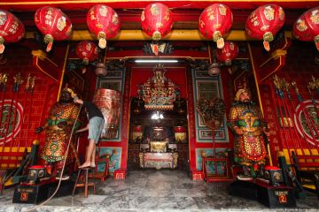 Cuci patung dewa jelang Imlek 2577