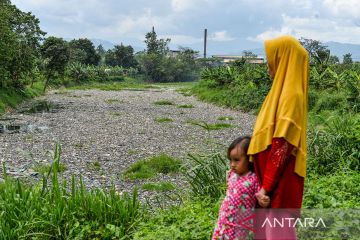 Potret miris Sungai Citarum Lama hari ini: sampah menumpuk lagi, warga Margaasih keluhkan bau tidak sedap