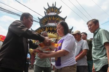 Pembagian beras gratis di kampung pecinan