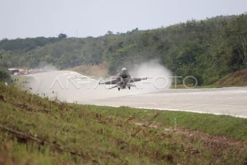 Foto: Uji coba pendaratan pesawat tempur di jalan tol