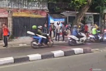 Oli angkot mogok tumpah ke jalan di Palmerah, pemotor jatuh beruntun