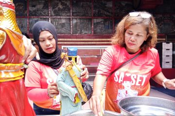 Bersih-bersih jelang Imlek