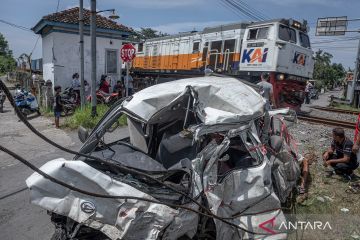 Mobil tertabrak kereta api di Demak