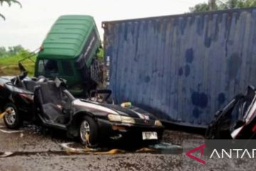 Tiga orang tewas dalam kecelakaan kontainer timpa sedan di Karawang