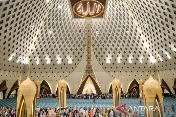 Suasana khusyuk Shalat Tarawih perdana 1447 H di Masjid Al Jabbar Bandung