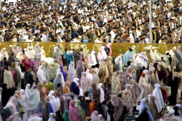 Shalat tarawih di Masjid Al-Akbar Surabaya