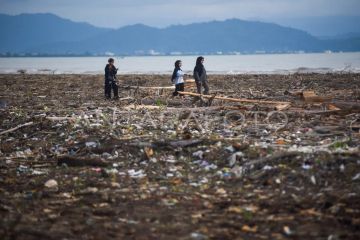 Objek wisata pantai dipenuhi sampah di Padang