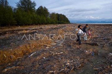 Objek wisata pantai dipenuhi sampah di Padang