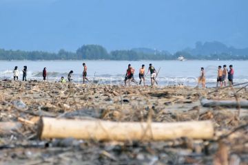 Objek wisata pantai dipenuhi sampah di Padang
