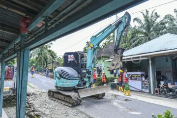 Percepatan pembangunan saluran air di huntara Padang Gantiang