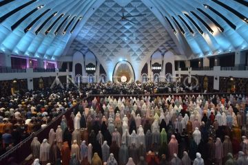Shalat Tarawih perdana di Padang