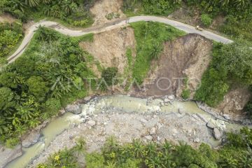 Akses jalan ke Palembayan terban