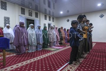Shalat Tarawih perdana di mushala huntara Palembayan
