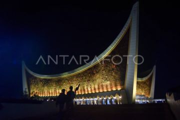 Shalat Tarawih perdana di Padang