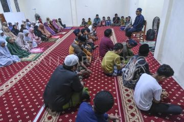 Shalat Tarawih perdana di mushala huntara Palembayan
