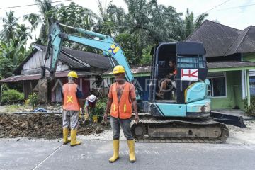 Percepatan pembangunan saluran air di huntara Padang Gantiang