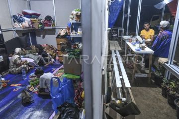 Sahur pertama penyintas bencana di huntara Palembayan