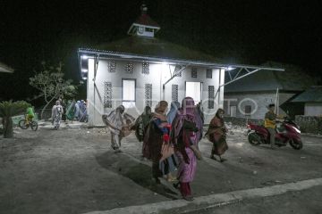 Shalat Tarawih perdana di mushala huntara Palembayan