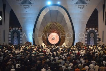 Shalat Tarawih perdana di Padang