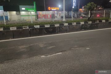 Lubang di Jalan Panjang Kebon Jeruk nyaris celakakan pengendara motor