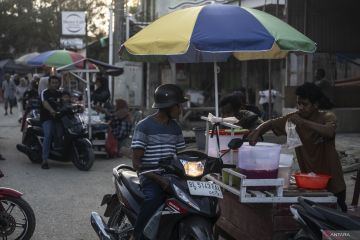 Pasar takjil di wilayah terdampak bencana alam Aceh Tamiang